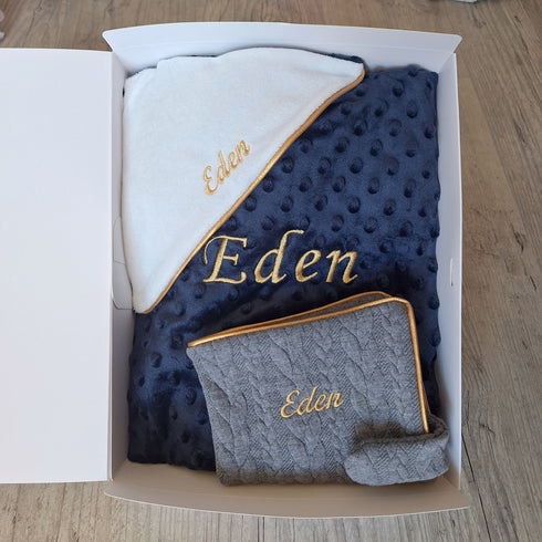 Coffret Bébé Personnalisé  Chic – Couverture, Doudou et Protège Carnet – Quantité Limitée